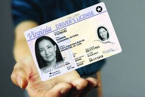 Las tarjetas Real ID de virginia llevan como distintivo un círculo negro con una estrella en la esquina superior derecha (Archivo)