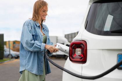 Las tasas impuestas buscan compensar la pérdida de ingresos por impuestos a la gasolina, los cuales los autos eléctricos, por su naturaleza, no pagan (Archivo)