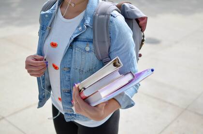 Las tasas promedio que cobran las universidades públicas en Estados Unidos para sus procesos de isión pueden tener un valor de entre cinco mil y veintisiete mil dólares según la modalidad que comprendan, aunque hay pocas instituciones que presenten valores por debajo de los diez mil dólares por este concepto