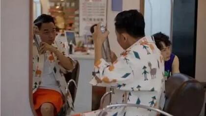 Las técnicas de citas de Hao incluyen "empujar y halar", según la cual los hombres hacen un cumplido, lo siguen con algo insultante y, después, hacen una broma de eso.