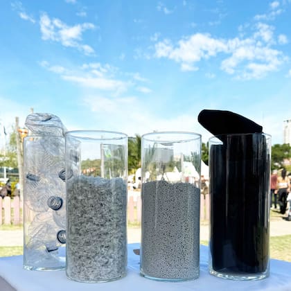 Las telas de los productos se hacen a partir del reciclaje de botellas de plástico