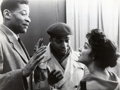 Las tensiones raciales aparecen como trasfondo de la historia de tres hermanos que intentan ser artistas y no perder su identidad.