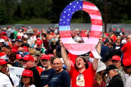 Seguidores del grupo Qanon se sumaron rápidamente a las teorías conspirativas sobre la guerra en Ucrania