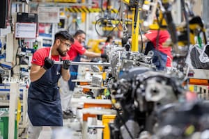 Automotrices ajustan su producción en Córdoba por la caída de ventas