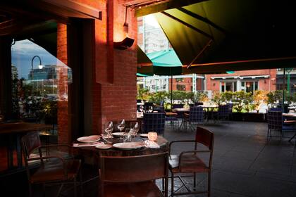 Las terrazas de Cabaña Las Lilas son un gran lugar para disfrutar de los mejores cortes de carne.