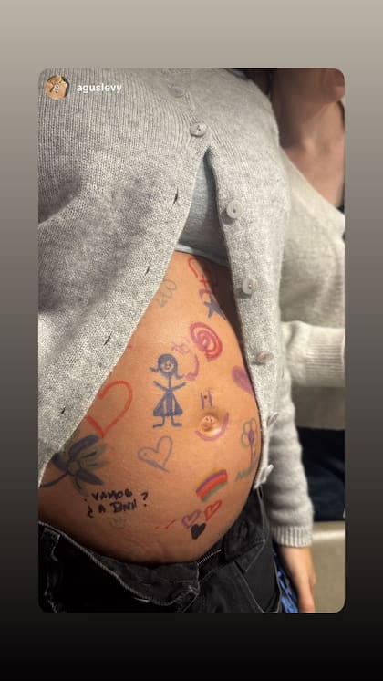 Las tías pintaron la panza de Oriana con marcadores de colores (Foto: Instagram @orianasabatini)