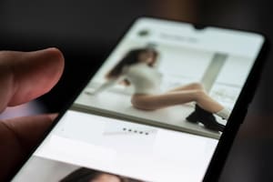 Las tiendas de Apple y Google ofrecen decenas de apps que desnudan con IA, según un estudio