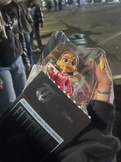 Las "Tini dolls" son muñecas que representan a las distintas etapas de la artista y que están a la venta en el recital. Tienen un costo de 30.000 pesos