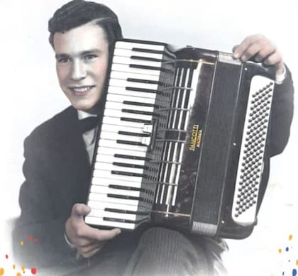 Las típicas fotos de la época dejan registro de la importancia del acordeón en su vida