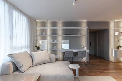 Las tiras de luz acentúan el sector del living y el escritorio.