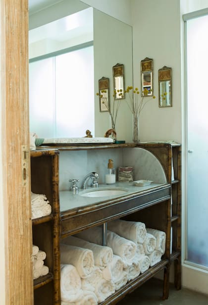 Las toallas y toallones (Melissa Domit) tienen bordadas las iniciales de sus dueños, grandes y chicos.