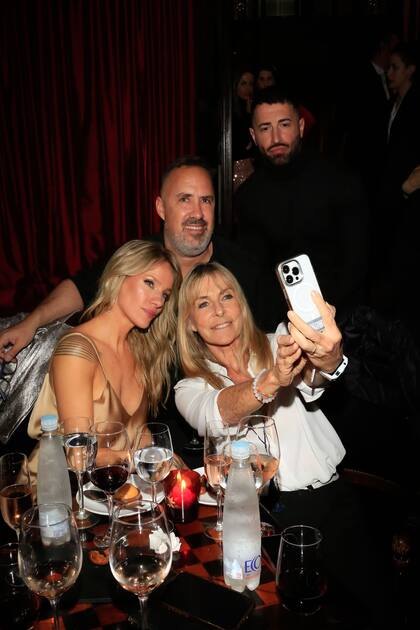 Las tocayas Virginia Elizalde y Virginia da Cunha se sacaron selfies con los anfitriones de la noche