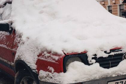 Las tormentas invernales dañan el motor y la carrocería de los autos