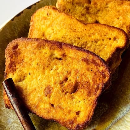 Las torrejas de miel son un plato dulce de pan remojado en huevo y fritas (Instagram/@mrcupcakesv)