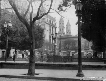 Las torres de la iglesia de San Pedro Telmo vistas desde la Plaza Dorrego.
