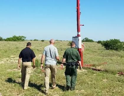 Las torres de rescate son unidades autónomas alimentadas por energía solar colocadas en lugares remotos
