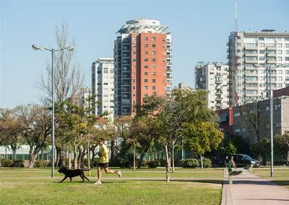Las torres ganan en altura con impactantes vistas abiertas a los espacios verdes y también al río . PAtricio pidal/aFV