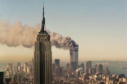 Las torres gemelas del World Trade Center arden detrás del Empire State Building en Nueva York