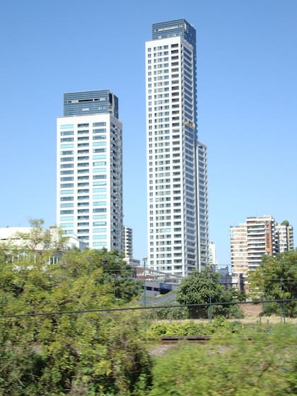 Las torres modernas, parte de la postal de una zona que registra un  valor promedio por metro cuadrado que ronda los US$4323.