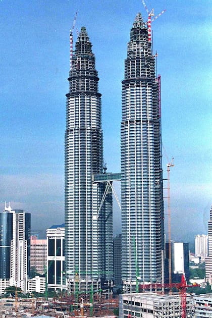 Las torres Petronas, durante su construcción, en Kuala Lumpur, Malasia