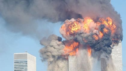 Las torres resistieron varios minutos antes de venirse abajo.