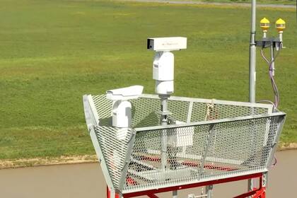 Las torres tienen dos cámaras: mientras una gira de forma permanente y detecta humo y fuego tanto de día como de noche, la otra se utiliza para georreferenciar el foco