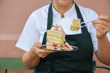 Las tortas, altas, y con diseños originales, son la verdadera tentación del lugar.