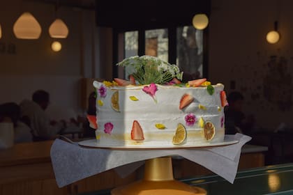 Las tortas coronadas con flores y de formas disruptivas ya son un sello personal. “Entre las más pedidas están las torres de Pavlova y el Rogel rectangular", dice Soledad.