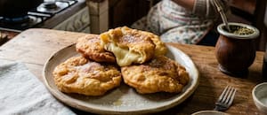 La receta imperdible de las tortas fritas de queso para celebrar el 25 de Mayo