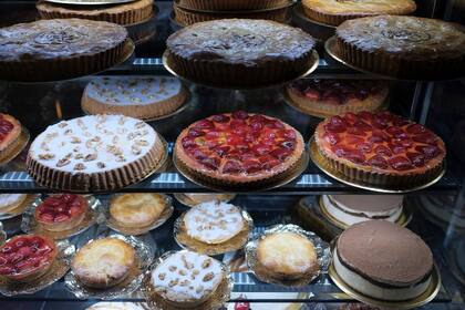 Las tortas son gran parte de la propuesta, porque el lugar nació como panadería