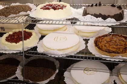 Las tortas y dulces expuestos en la vitrina son un sello de la confitería-restaurante