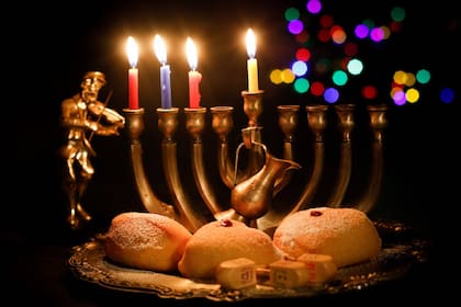 Las tradiciones de Hanukkah contemplan el encendido de velas y la entrega de regalos