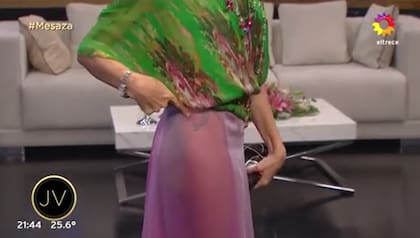 Las transparencias en el pantalón de gasa de seda tornasolada de Juana Viale (Crédito: Captura de video eltrece)