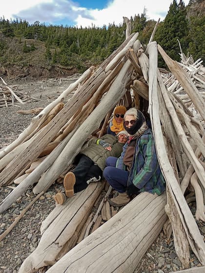 Las tres amigas en una casita de troncos.