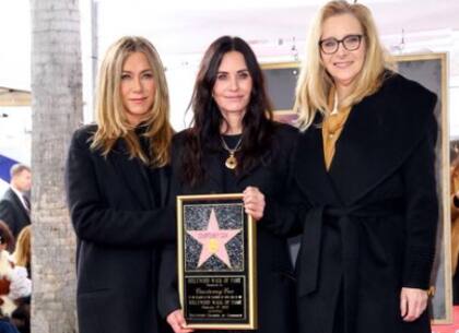 Las tres amigas se reunieron durante la ceremonia en la que Cox (centro) recibió su estrella en el Paseo de la Fama