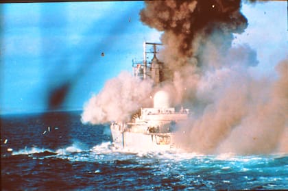 Las tres bombas lanzadas por el capitán Mariano Velazco detonan en el destructor HMS Coventry. Se hundiría en 22 minutos luego de escorarse y dar una vuelta de campana.