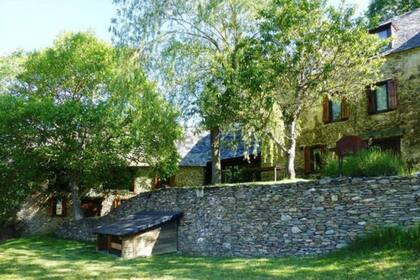 Las tres casas están rodeadas por jardines y por unos miles de metros cuadrados de parque para caminar y disfrutar del paisaje