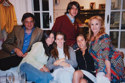 Las tres con Elsa en una foto familiar de 2003. Atrás, Luis Loydi, el marido de Roxi, y su hijo, Agustín Loydi.