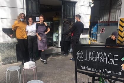 Las tres en la discreta entrada de la pastelería