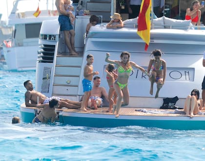 Las tres familias se relajaron a bordo del yacht Inspiration, cuyo alquiler vale 13.300 euros por día