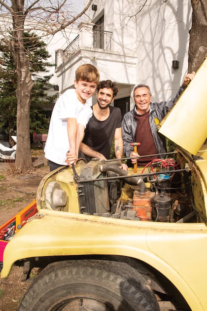Las tres generaciones posan con el jeep que Cochito y León restauraron juntos.