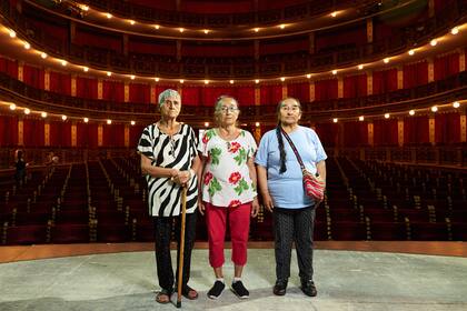 Las tres habitan desde hace años la Villa 31, una de las capas de Los nacimientos que se ocupa, al mismo tiempo, de rescatar y contar la historia de ese barrio que tiene algo de otra ciudad enclavada en la gran ciudad