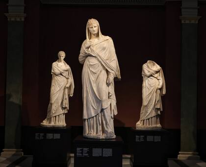 Las tres herculanenses, conjunto de esculturas que fueron de los primeros hallazgos realizados en la ciudad perdida de Herculano, en Nápoles, y que terminaron en la ciudad alemana de Dresde