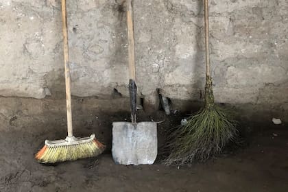 Las tres herramientas de limpieza que Nataly Torres usa en su casa de adobe y techo de chapa. Ella vive en Las Talas, un barrio de ranchos en los que se hace cada vez más difícil llegar a fin de mes.