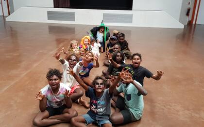 Las tres hijas del matrimonio, nacidas en Australia, van a un colegio en el que se integran con niños de las comunidades aborígenes