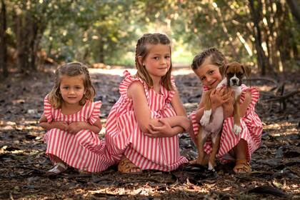 Las tres hijas mayores de Dolores posando.
