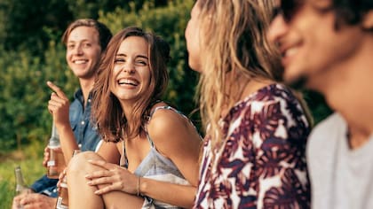 Las tres ideas más importantes sobre la felicidad son la importancia del permiso para ser humanos, el principio de felicidad sostenible a través de encontrar un propósito y la práctica de la gratitud