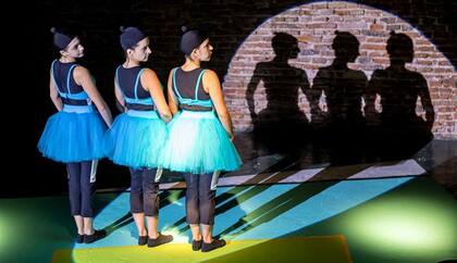 Las tres intérpretes, con vestuario de Schussheim