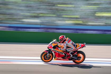 Las tres operaciones en el brazo derecho provocaron que Marc Márquez se deba reinventar para pilotar la Honda