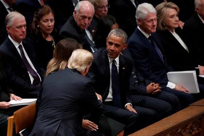 Las tres parejas presidenciales estaban sentadas en la misma hilera